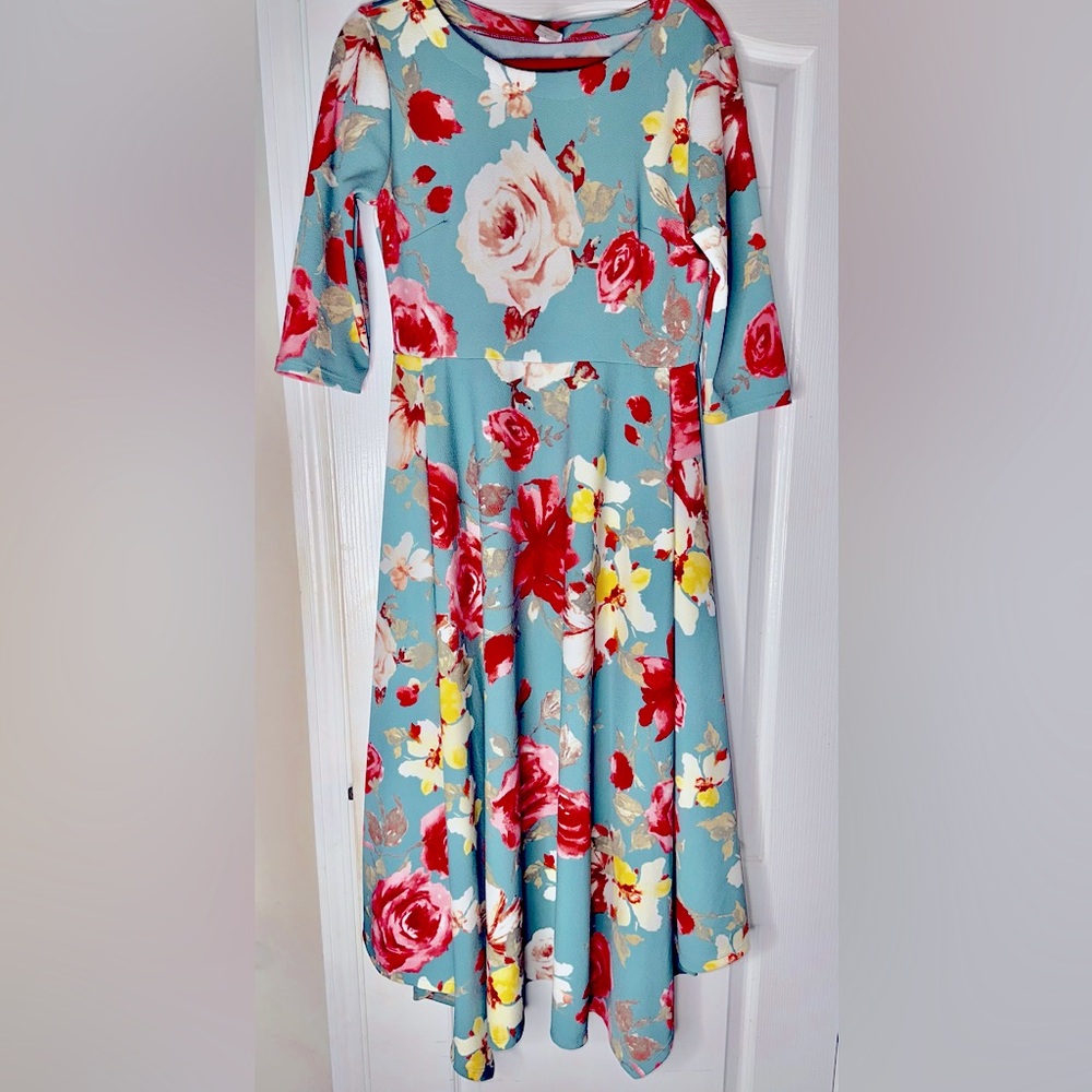 NWOT gorgeous stretchy dress! 🌺